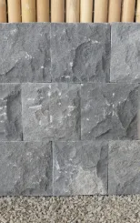 Schwarze Lavastein-Wandfliesen, Qualität für den Exportmarkt, Größe 20 x 20 cm (0,04m²) Preis pro 1 m² / 25 Stück. 